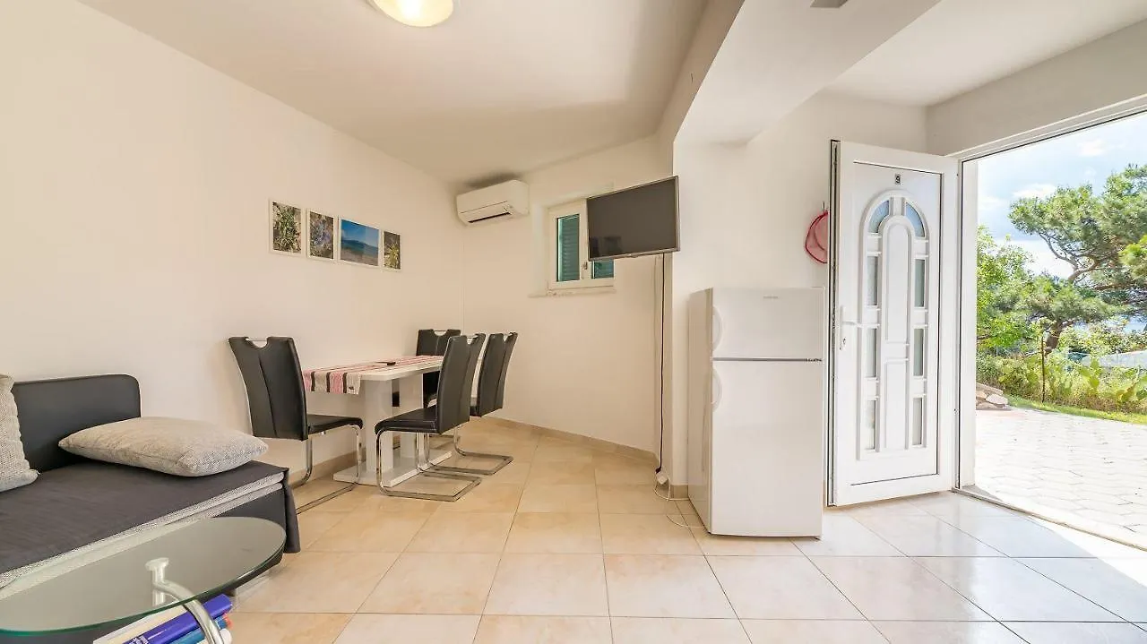 100 Meter Zur Kristallklaren Adria Baška 0*,  Κροατία